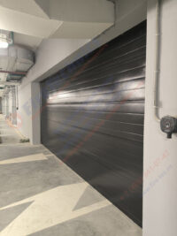 Секционные противопожарные ворота FireTechnics-S EI60 без калитки в паркинге ЖК